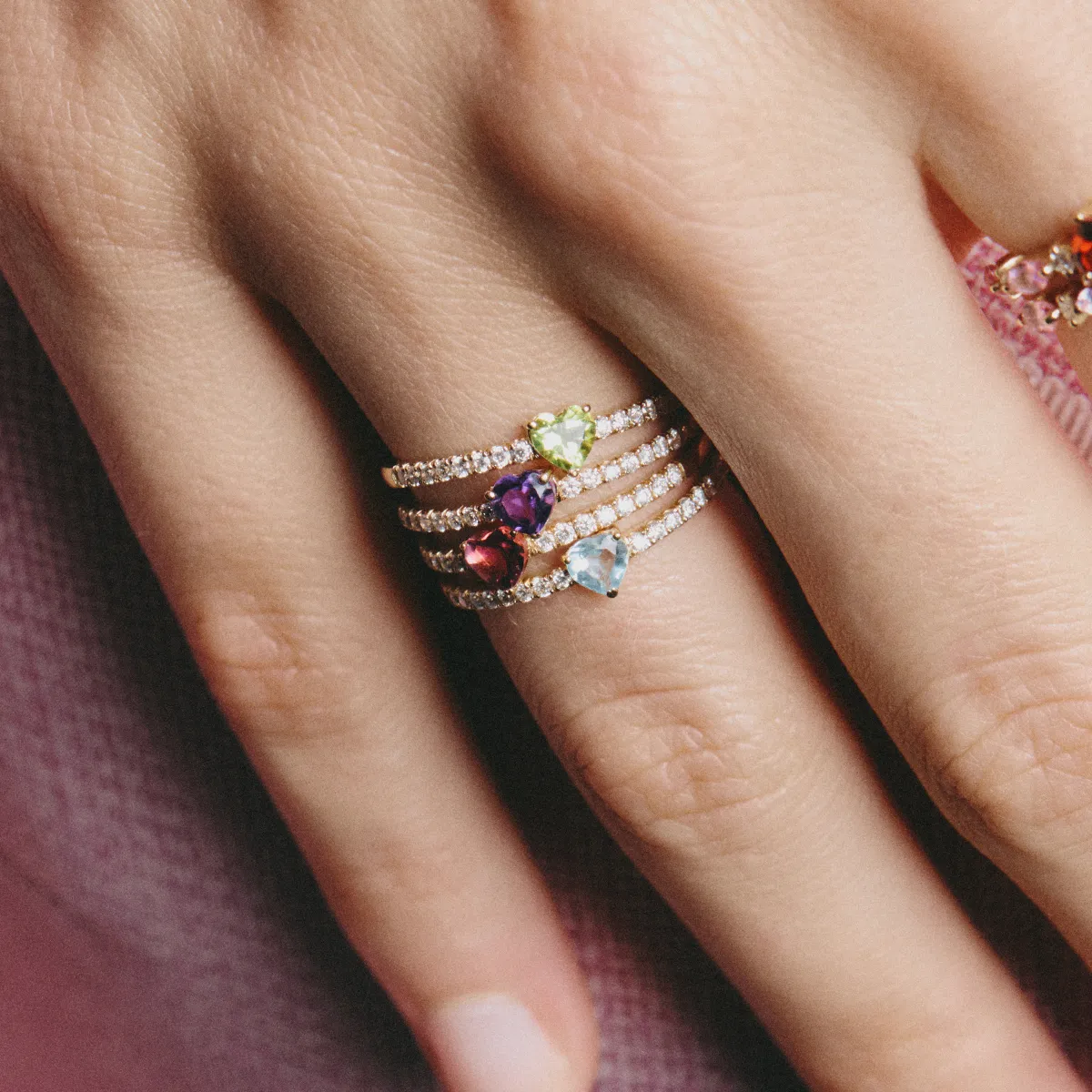 Anillo corazón oro amarillo de 18k con turmalina rosa y brillantes