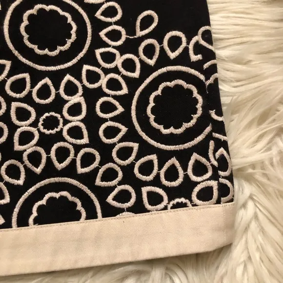 Boden Floral Embroidered Black and Cream Cotton Lined Mini Skirt size 6R