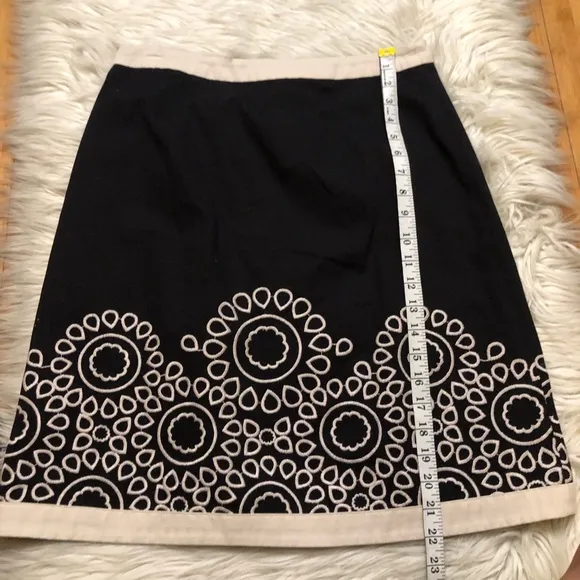 Boden Floral Embroidered Black and Cream Cotton Lined Mini Skirt size 6R