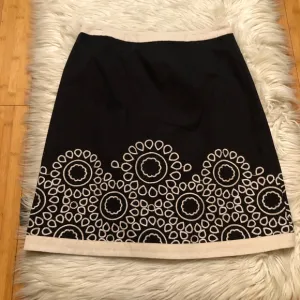 Boden Floral Embroidered Black and Cream Cotton Lined Mini Skirt size 6R