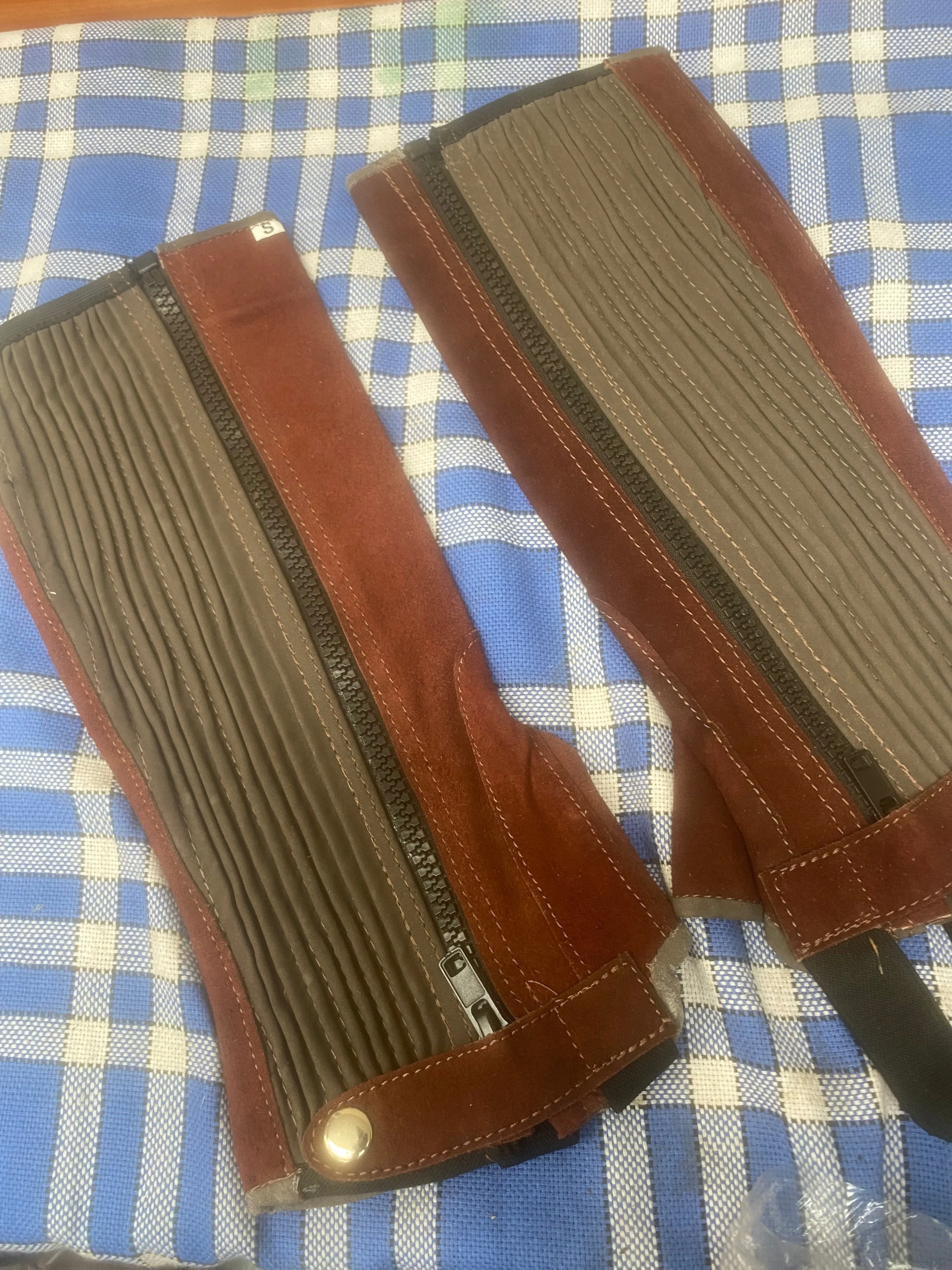 Brown suede chaps with elastic panel 🟢
