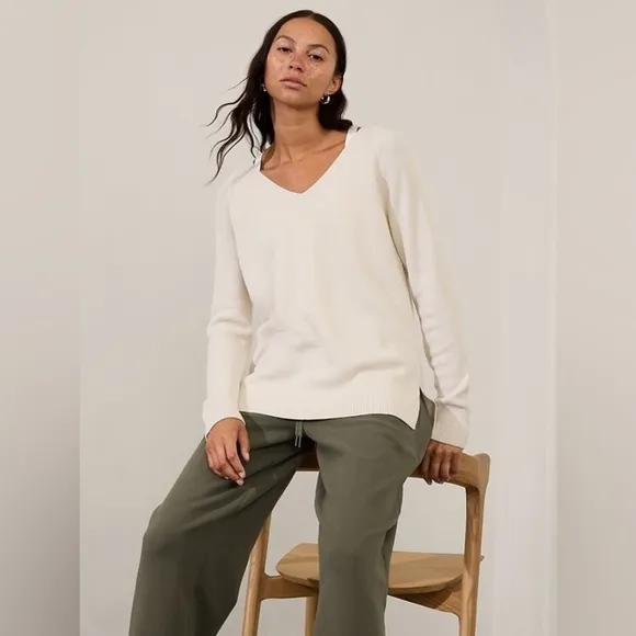 Hanover Refined V Neck Sweater in Bone Size Medium.