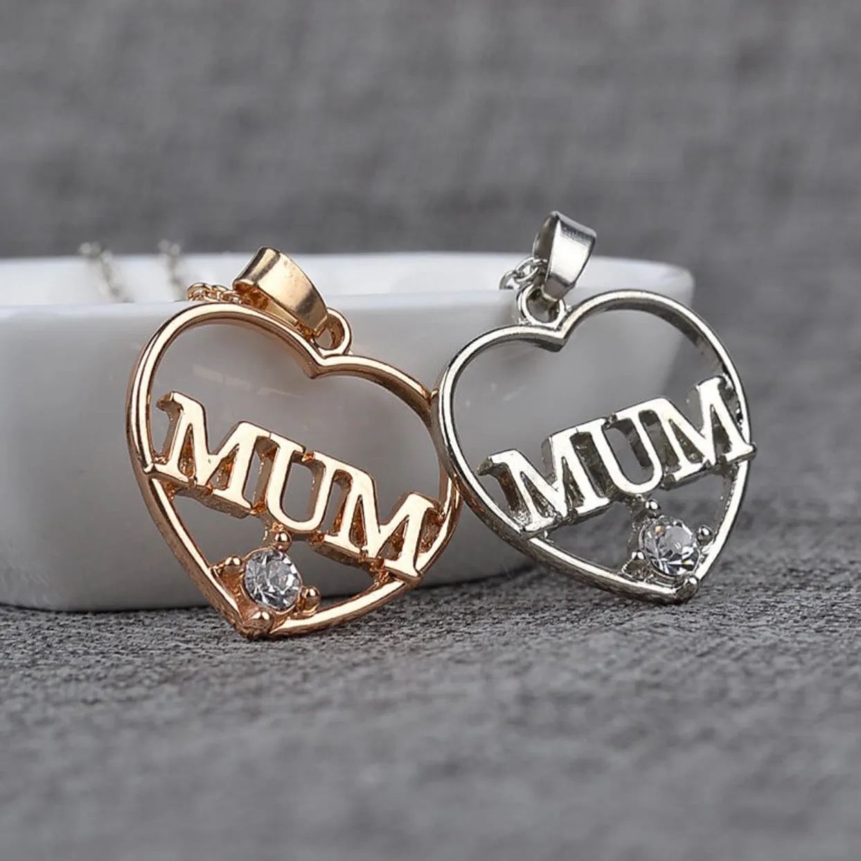 “Mum” Heart Shaped Rhinestone Decor Necklace