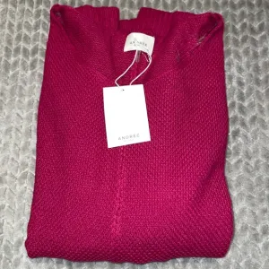 NWT Andree by Unit Crew Neck Sweater.  Size 1X. Magenta. 3/4 Length sleeves.