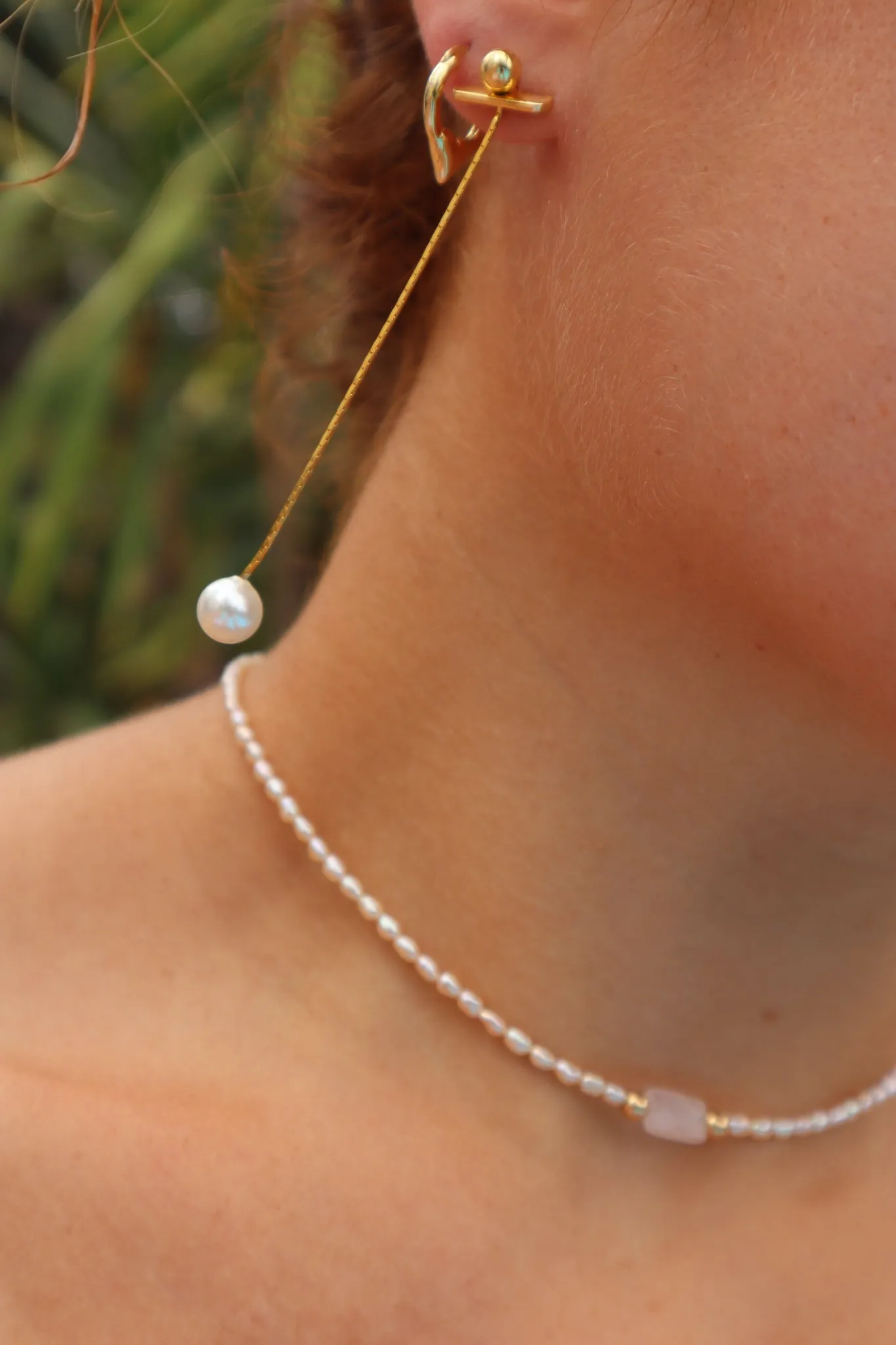 Pearl Set's The Bar Earring
